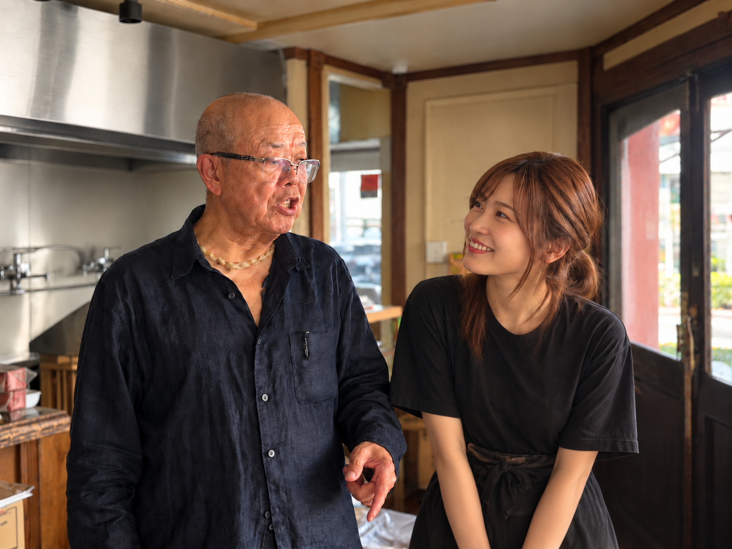 店内で語り合う、谷九ふる里の創業者と女性。